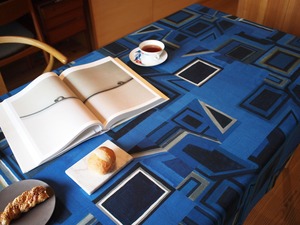 テーブルクロス　青い幾何学模様