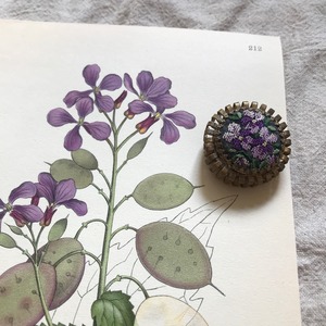 植物の紙とブローチ