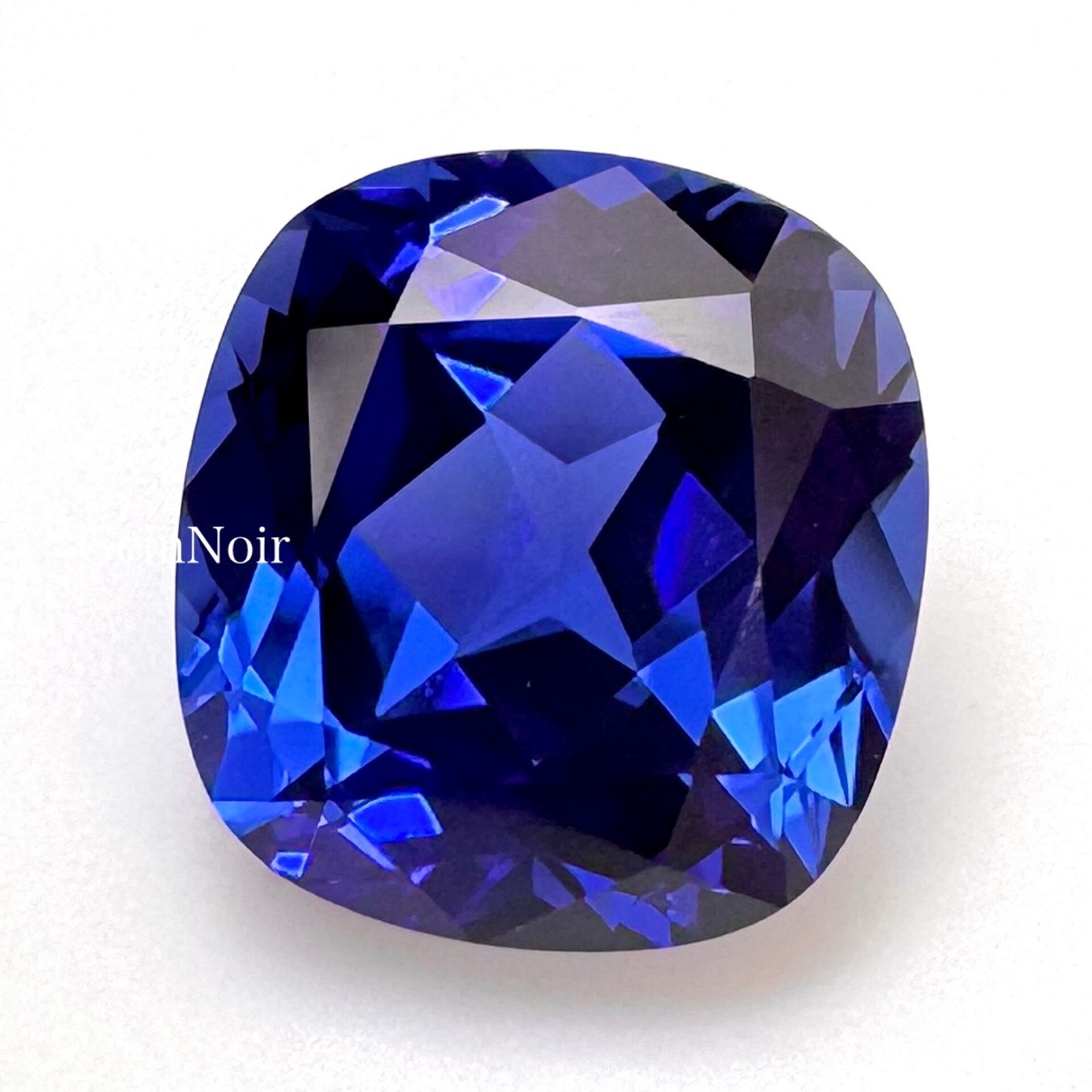 2.77ct 8.1×7.6×5mm前後 【誇り高き王子】合成サファイア×クッション 