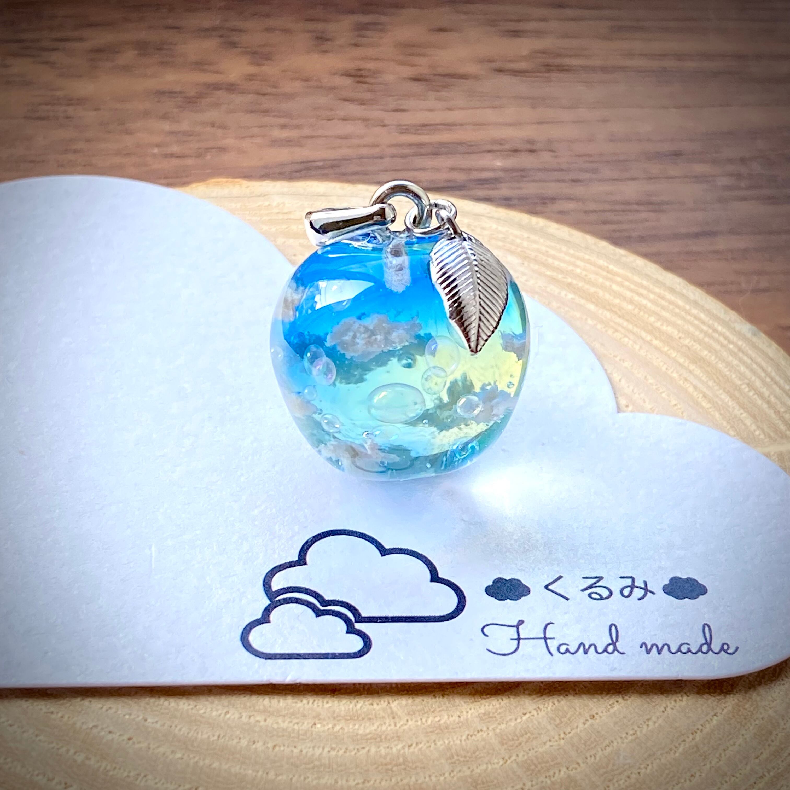 雲&空ペンダント りんご型 青空とシャボン玉 E