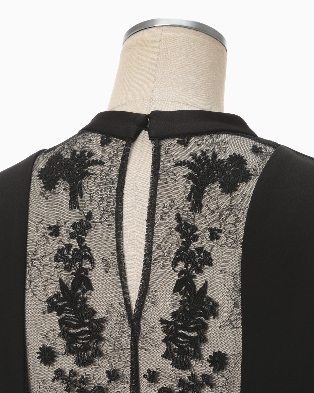 即売希望、、Mame Emboridered Lace Back Dress