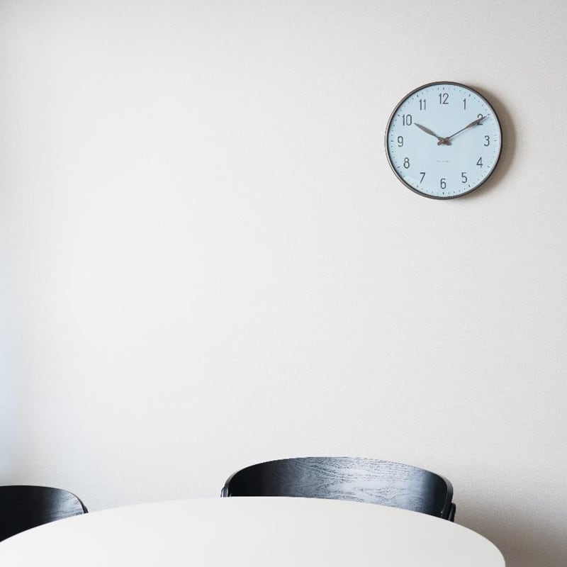 限定》WALL CLOCK STATION 290mm ROYAL BLUE 43648［ARNE JACOBSEN