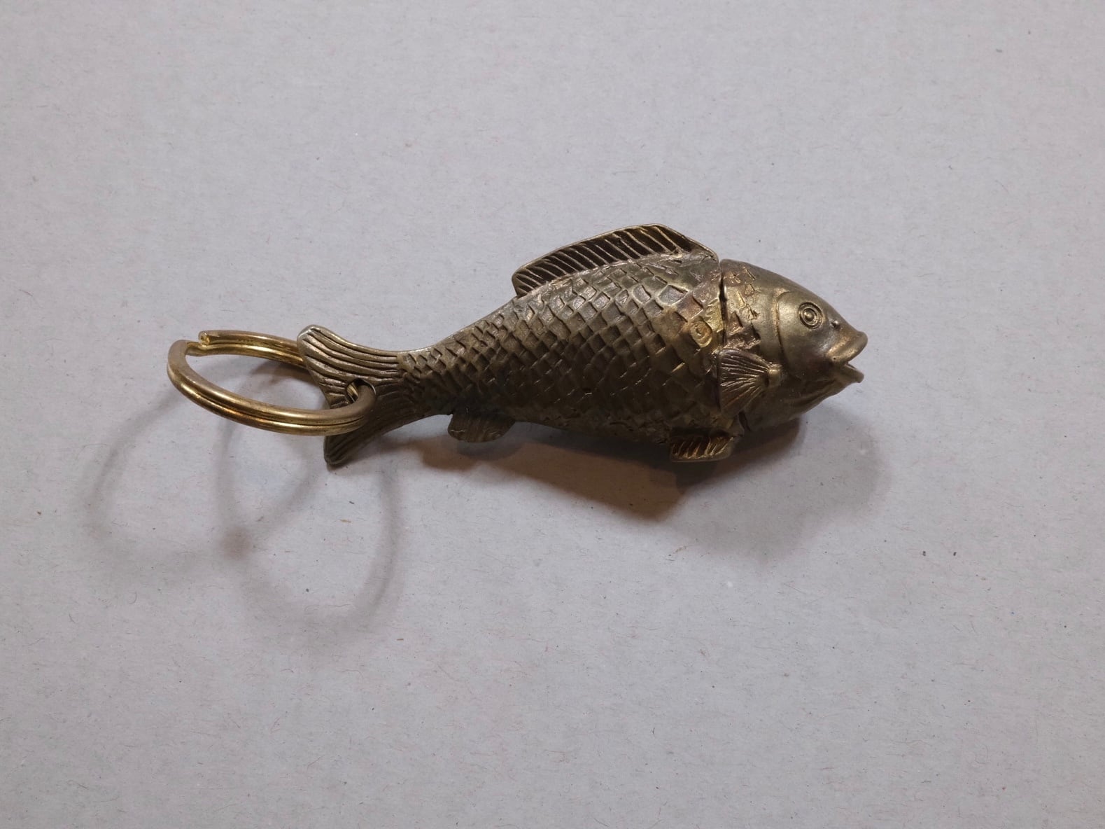 TENDER CO. “WAX BRASS FISH KEYRING” | Lapel online store