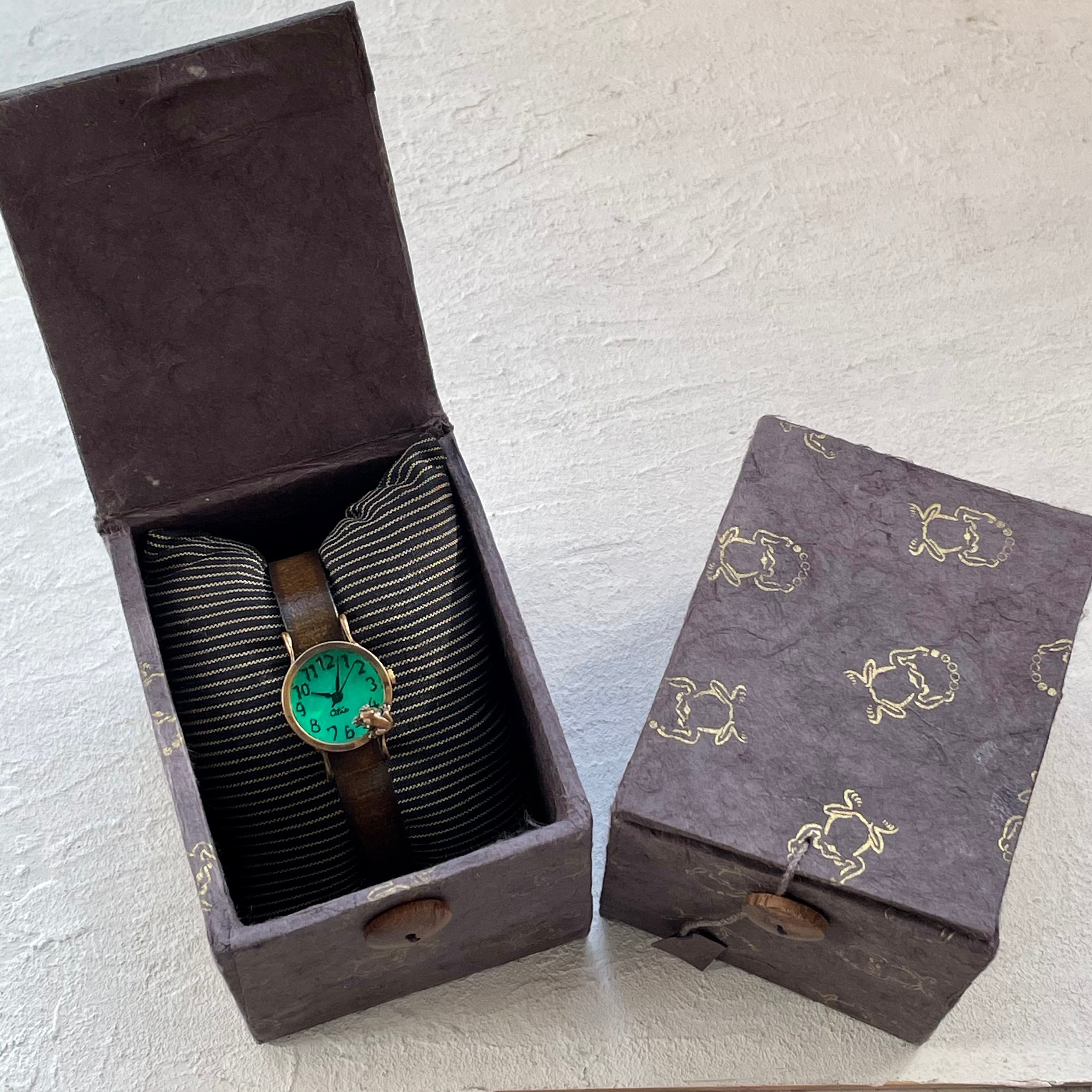 池をのぞく蛙腕時計Sエメラルドグリーン | カエルの時計屋さん