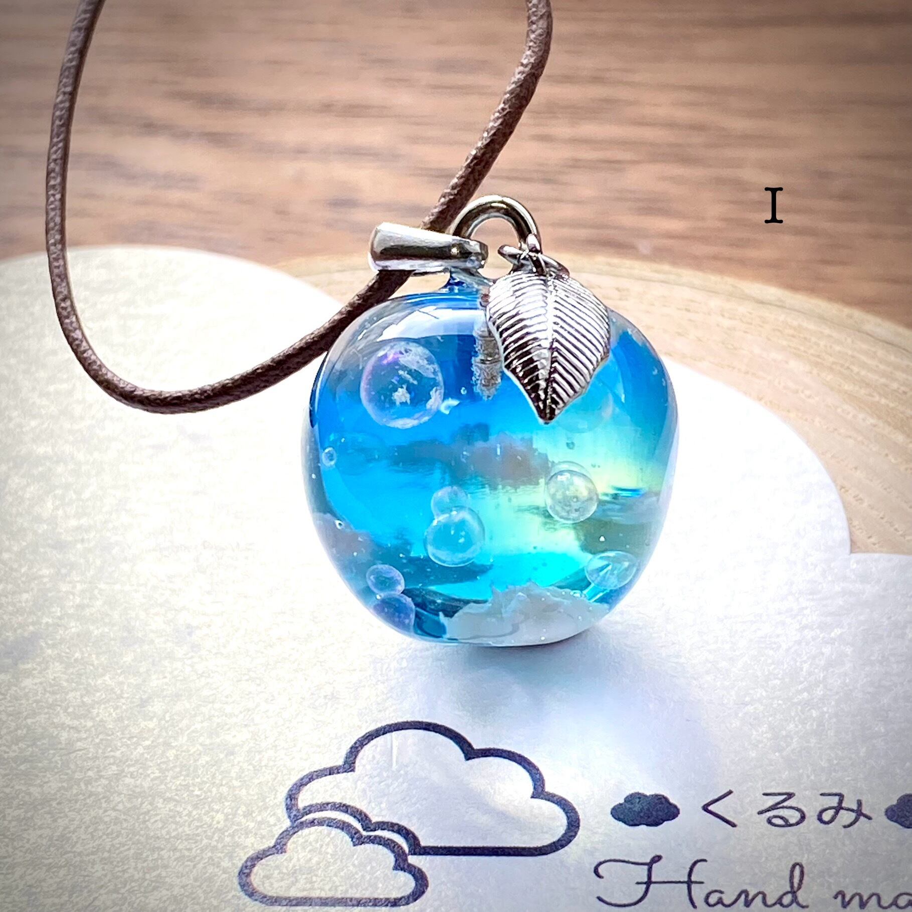 雲&空ペンダント りんご型 青空とシャボン玉 I