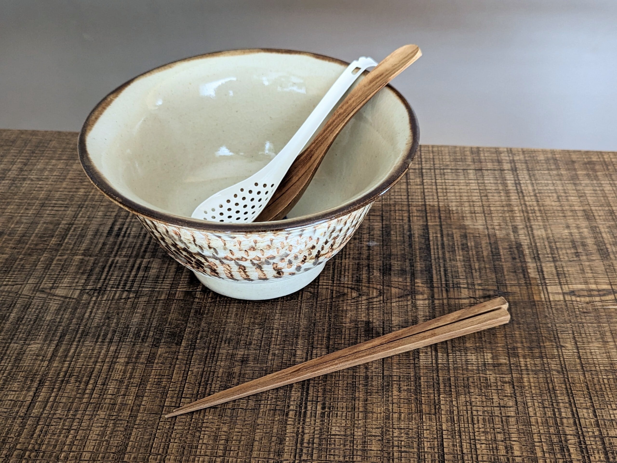 やちむん ソバマカイ6寸（飛鉋魚紋） | ノモ陶器製作所 | inoya