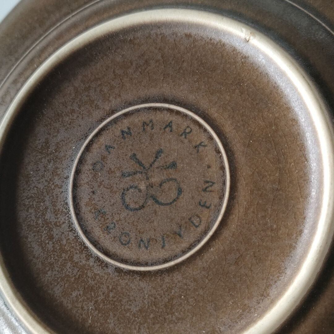 クイストゴーアズールオクタゴンブラウンアンバーケーキプレート