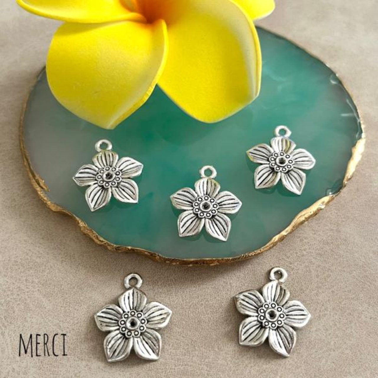 【2個】ハワイアンフラワーチャーム