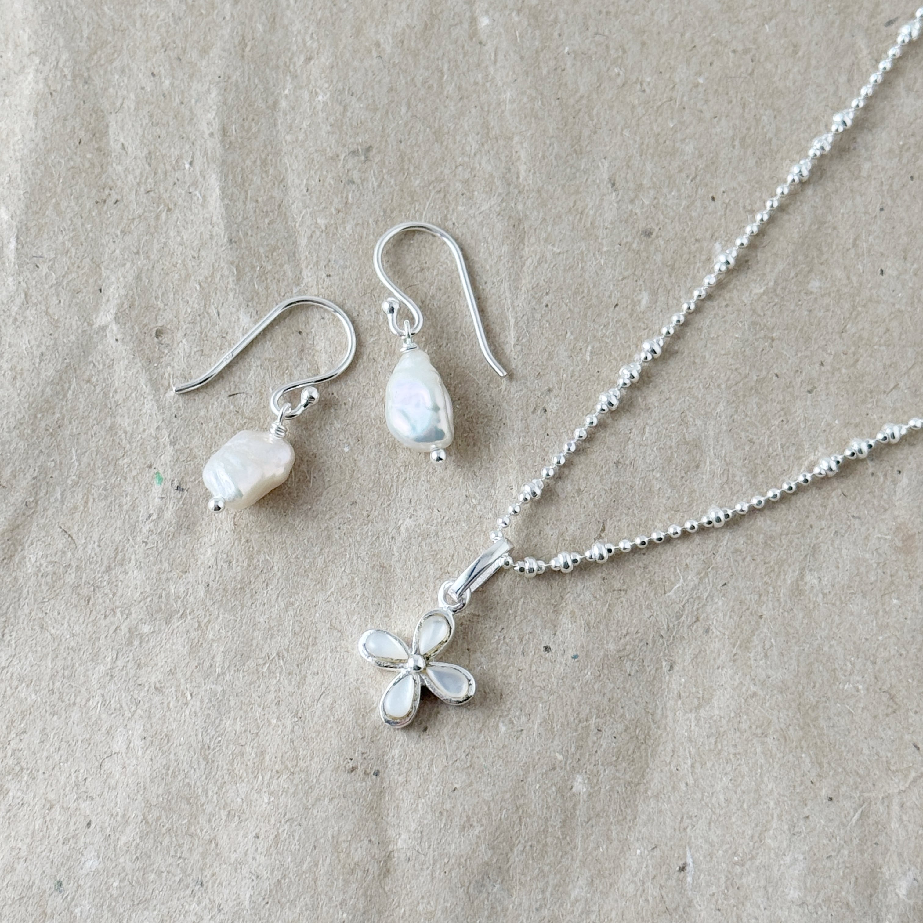 プチ バロック パール シンプル フック ピアス. 小さめピアス