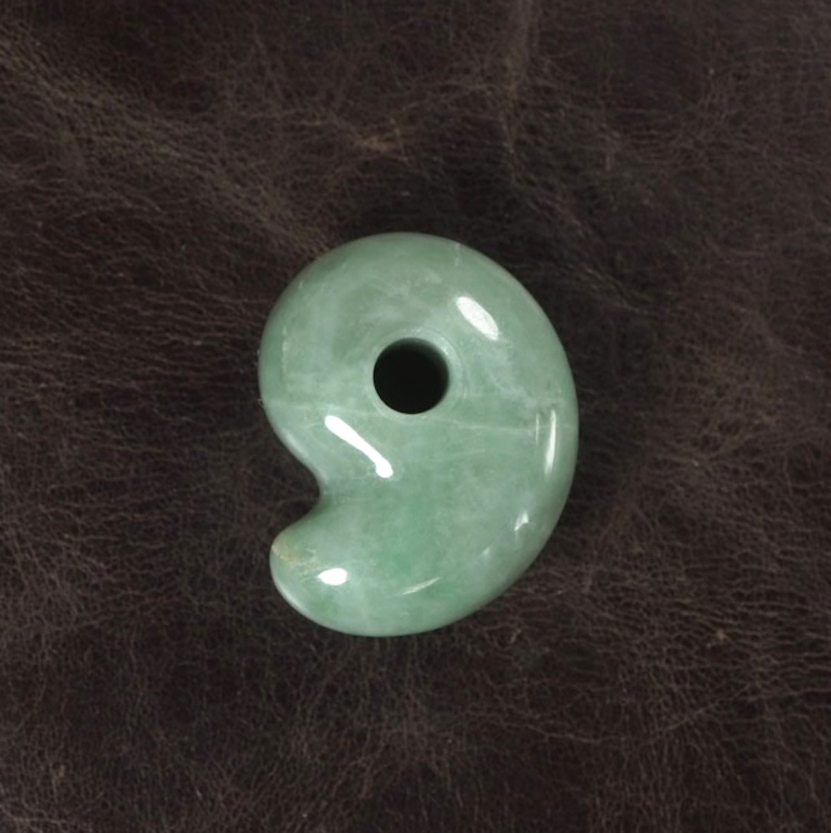 糸魚川翡翠 みどり ゆるまがたま 勾玉 12.8g Itoigawa Green Jadeite Magatama | URUWA 工房 うるわ