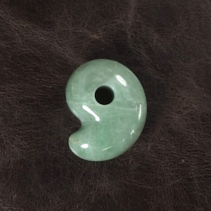 糸魚川翡翠  みどり ゆるまがたま 勾玉  12.8g Itoigawa Green Jadeite Magatama