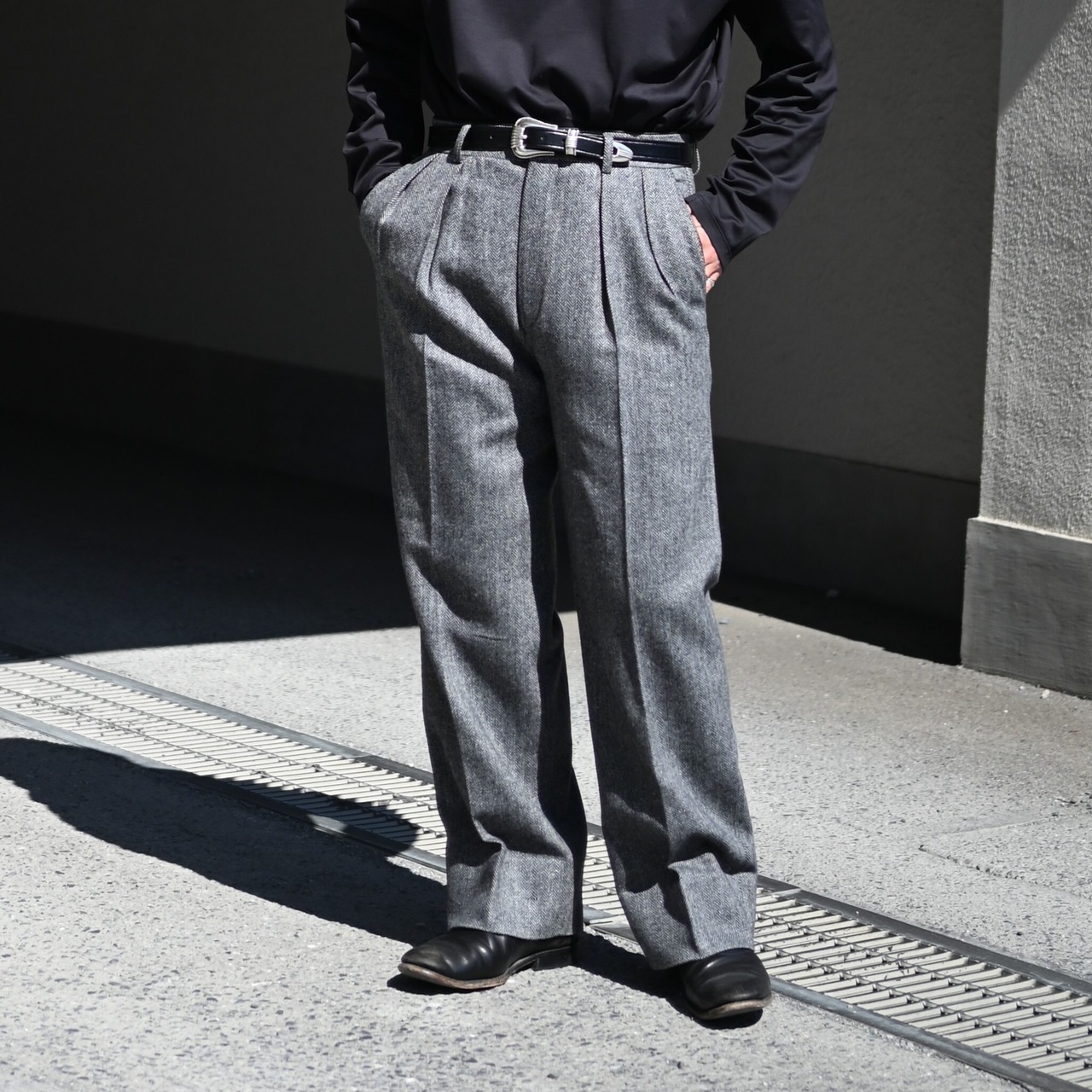 INTERIM / INDIA WOOL CLASSIC HERRINGBONE WITH LEATHER PIPING 2-TUCK STRAIGHT SLACKS