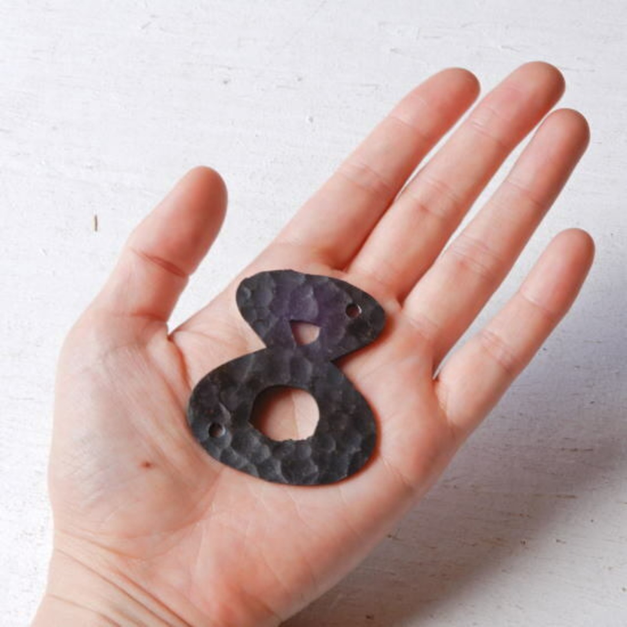 TOPANGA Zakka India Hammered Iron Number Plate L 5cm Black 　インド　ハンマーアイアンナンバープレート　大　ブラック　看板　サインプレート　鉄　住所　店舗　槌目