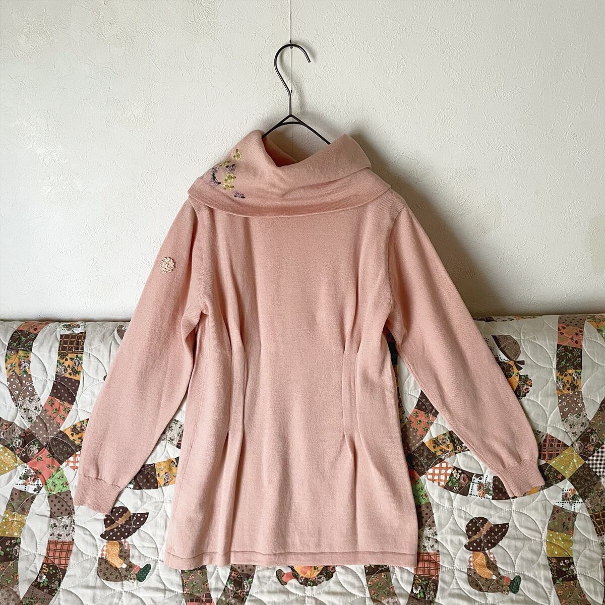 80-90s ウール バラ刺繍入り ピンク タートルネック ニット 昭和 80-90s ウール バラ刺繍入り ピンク タートルネック ニット 昭和