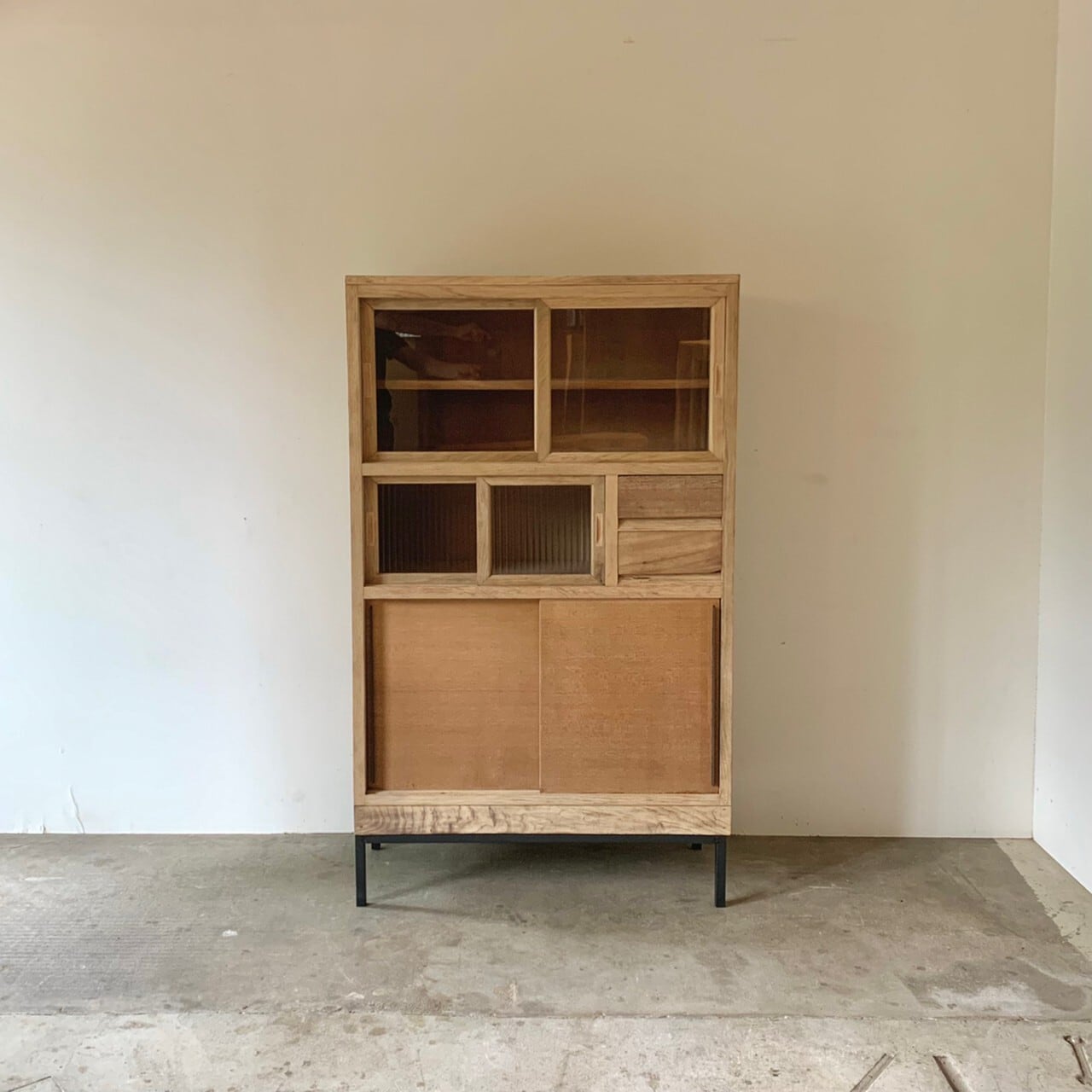 鉄脚のキャビネット　食器棚　古家具　0574