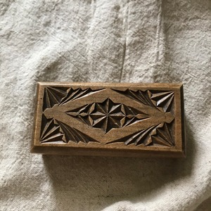 木彫りの切手箱