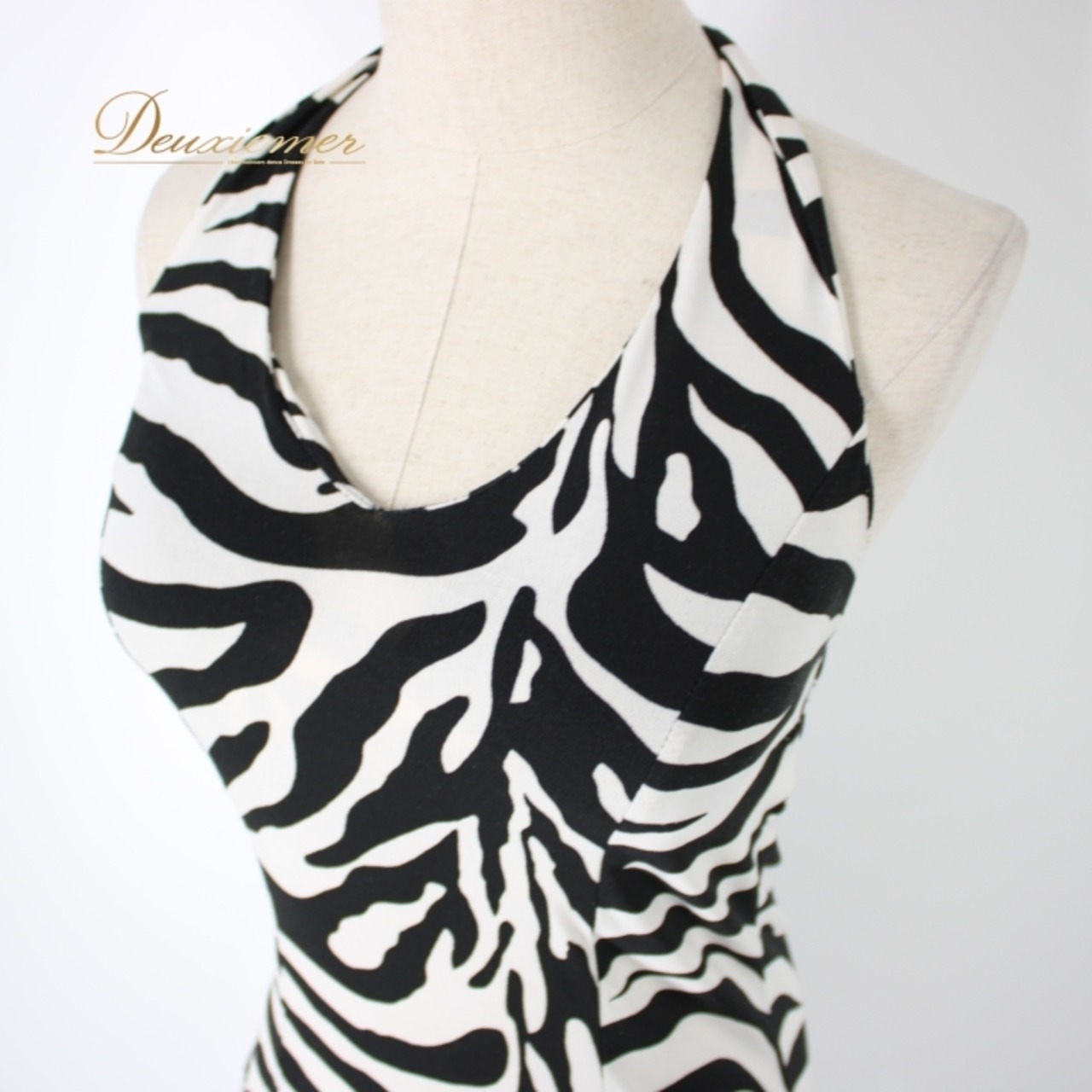 社交ダンス 衣装 ラテン ドレス ワンピース パーティドレス 白 黒 ICHIOKU イチオク ホワイト系 ブラック系 ゼブラ柄 ホルターネック 伸縮性 オシャレ フォーマル ダンスパーティー レディース セクシー スタイリッシュ 美しい デザイン ファッション 体型カバー トレンド 夏服 芯地付き 楽々着脱 黒白 コンビネーション