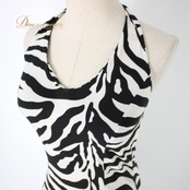 社交ダンス 衣装 ラテン ドレス ワンピース パーティドレス 白 黒 ICHIOKU イチオク ホワイト系 ブラック系 ゼブラ柄 ホルターネック 伸縮性 オシャレ フォーマル ダンスパーティー レディース セクシー スタイリッシュ 美しい デザイン ファッション 体型カバー トレンド 夏服 芯地付き 楽々着脱 黒白 コンビネーション