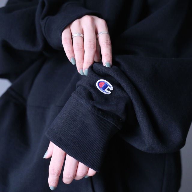 "Champion" black color super over silhouette sweat parka