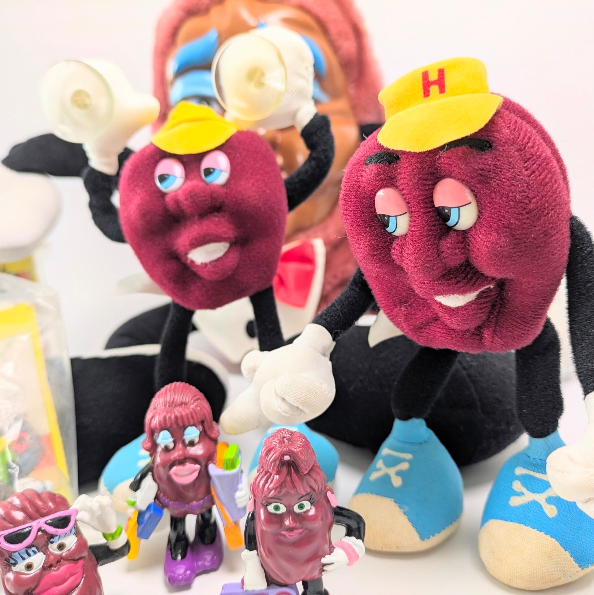 ☆ VINTAGE 80' ☆ 【 California Raisins（カリフォルニアレーズン） 】 『 蝶ネクタイレーズン / knockoff 』plush toy / ぬいぐるみ / ビンテージトイ 〚アメリカン雑貨 アメトイ〛