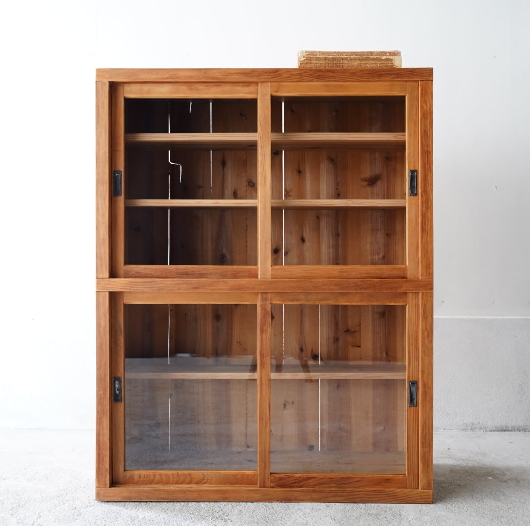 ガラス引き戸のキャビネット