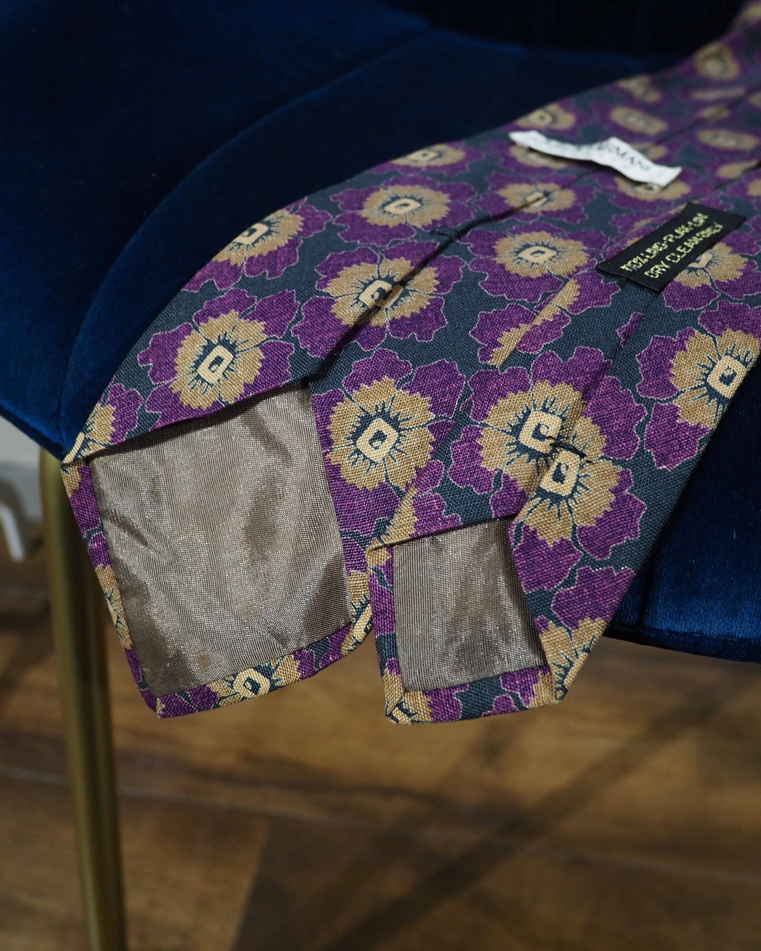 " Giorgio Armani ‐ Made in Italy " Beautiful Flower All over pattern vintage linen Tie