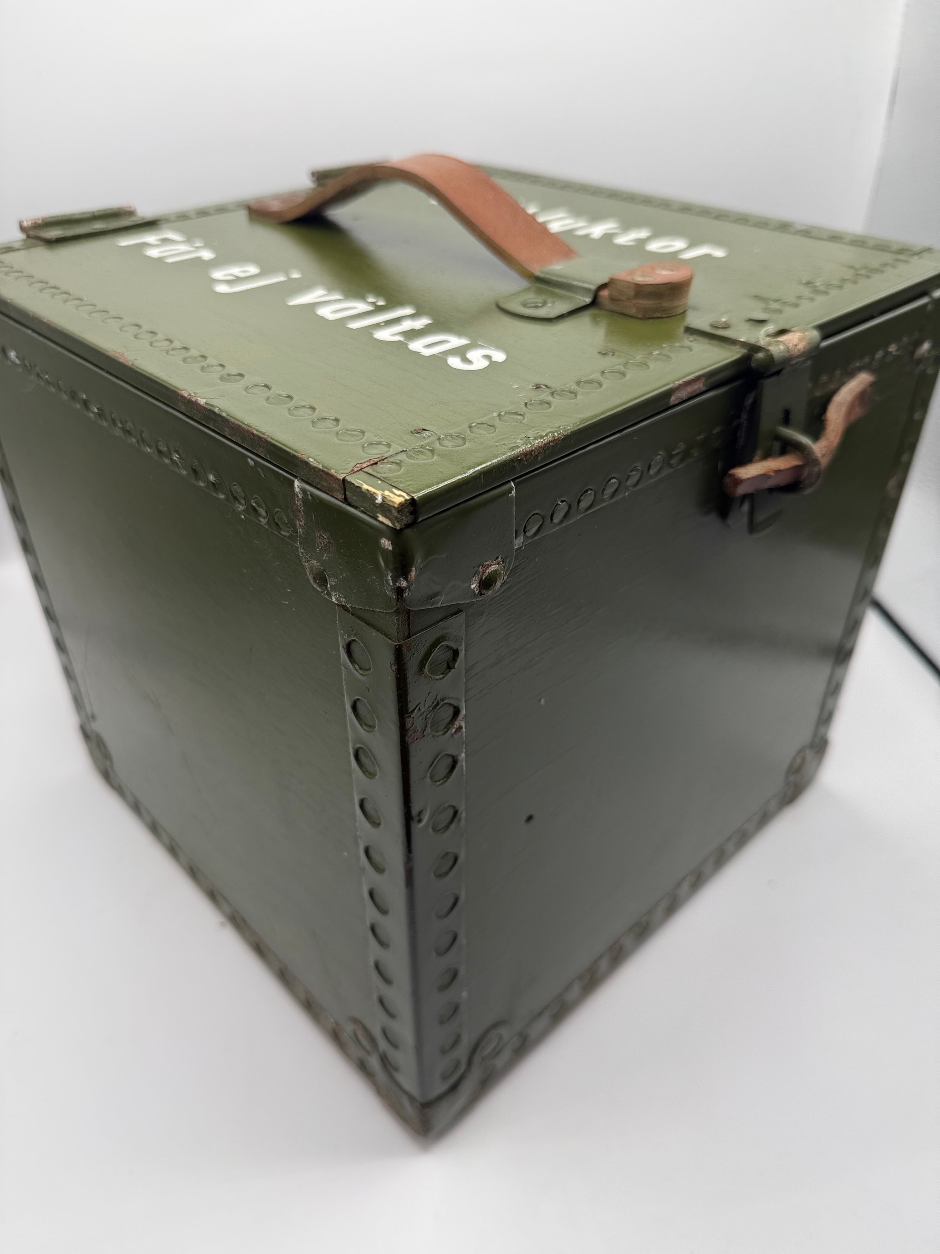 スウェーデン軍オリジナル ランタンケースBOX | ヴィンテージランタンTOMOS