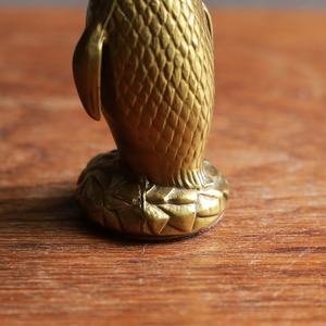 ゴールドに輝く、凛々しいペンギン（子）