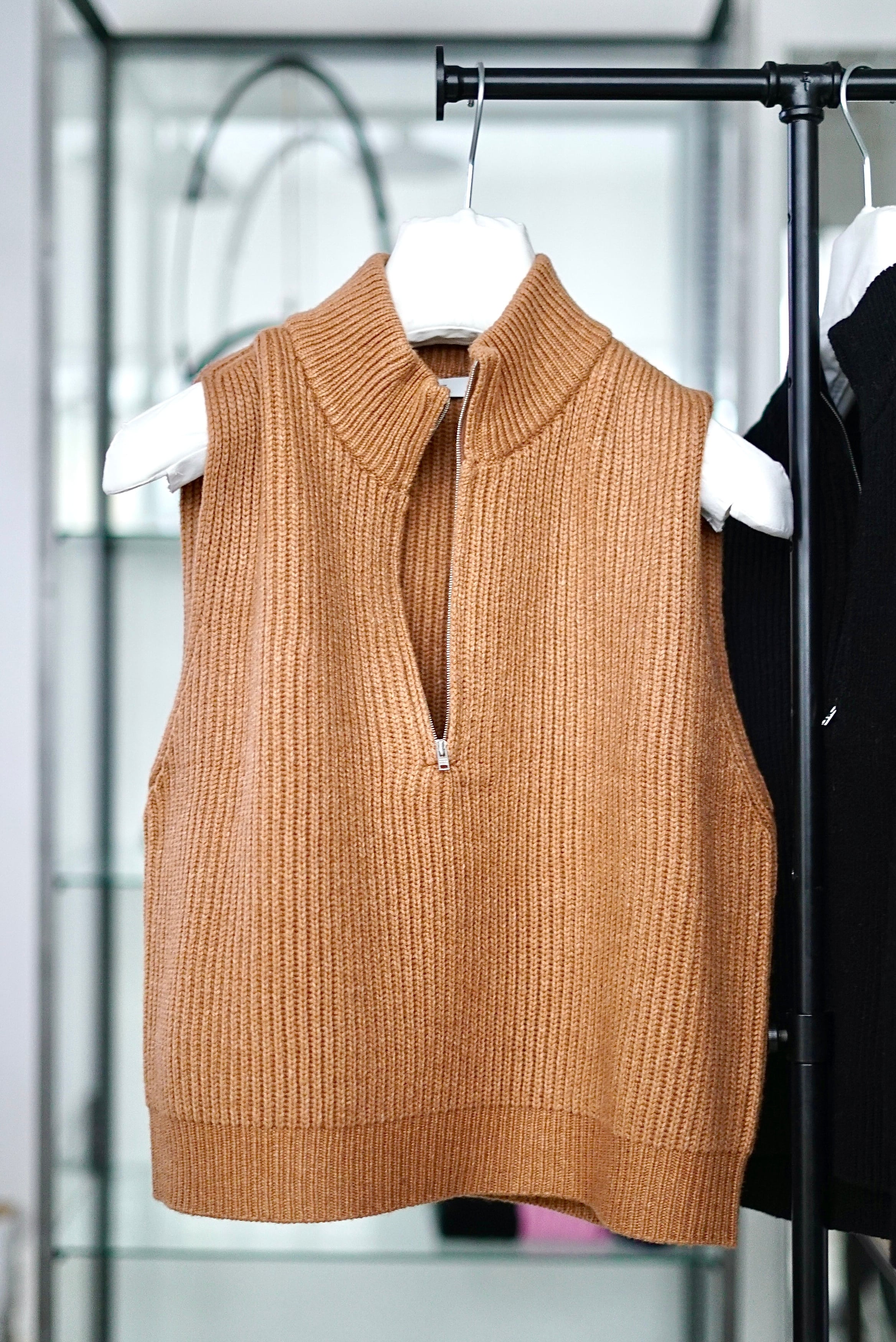 HYKE / RIBBED KNIT WOOL VEST (BLACK,CHARCOAL, CAMEL) | JUQUI Online
