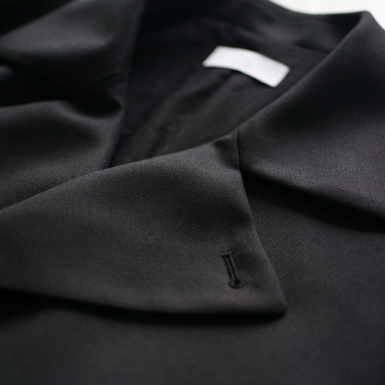 itochi - 4ply wool twill double breasted half coat : black (イトチ : 4プライ ウールツイル ダブルブレスト ハーフコート : ブラック)