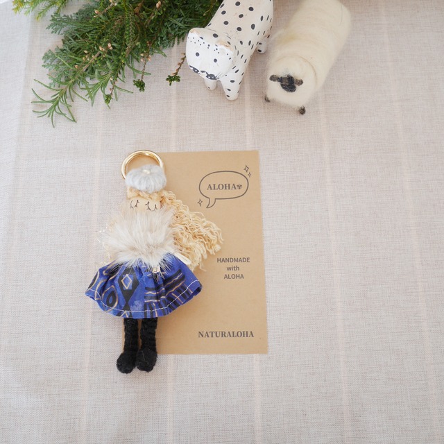 【冬ドール】ファーを纏ったハワイアンガール (ネイビー・スカート・ブラウンヘア)