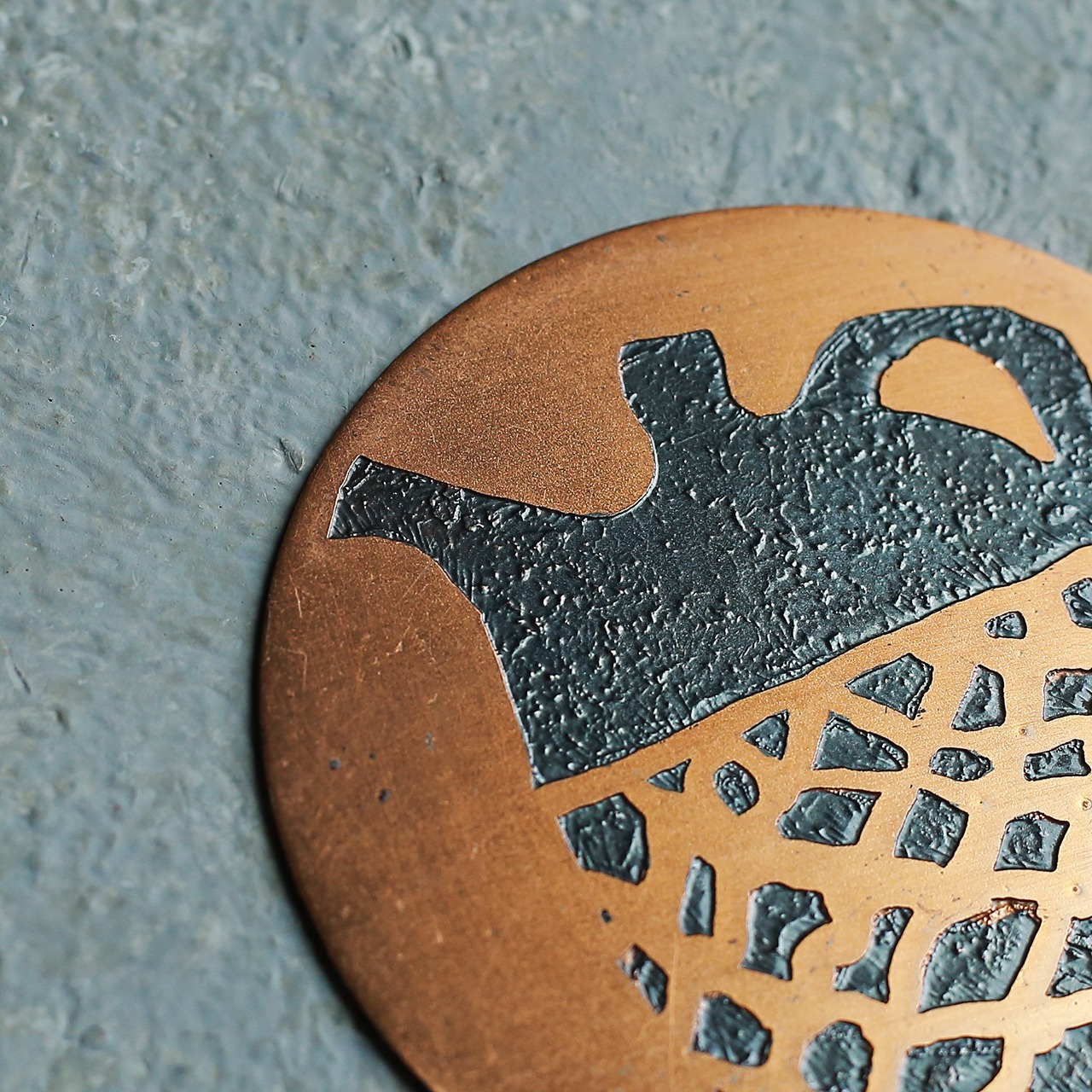 プリミティブな壺が描かれた、銅板のコースター 6