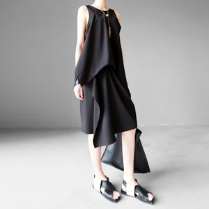 【ママ服】 アシンメトリー ワンピース ノースリーブ 変形デザイン 個性的 モード 2way ブラック グレー お出かけ マタニティーワンピース ルーズ ひざ丈 ドレープ デザイン モノトーン 春夏 秋