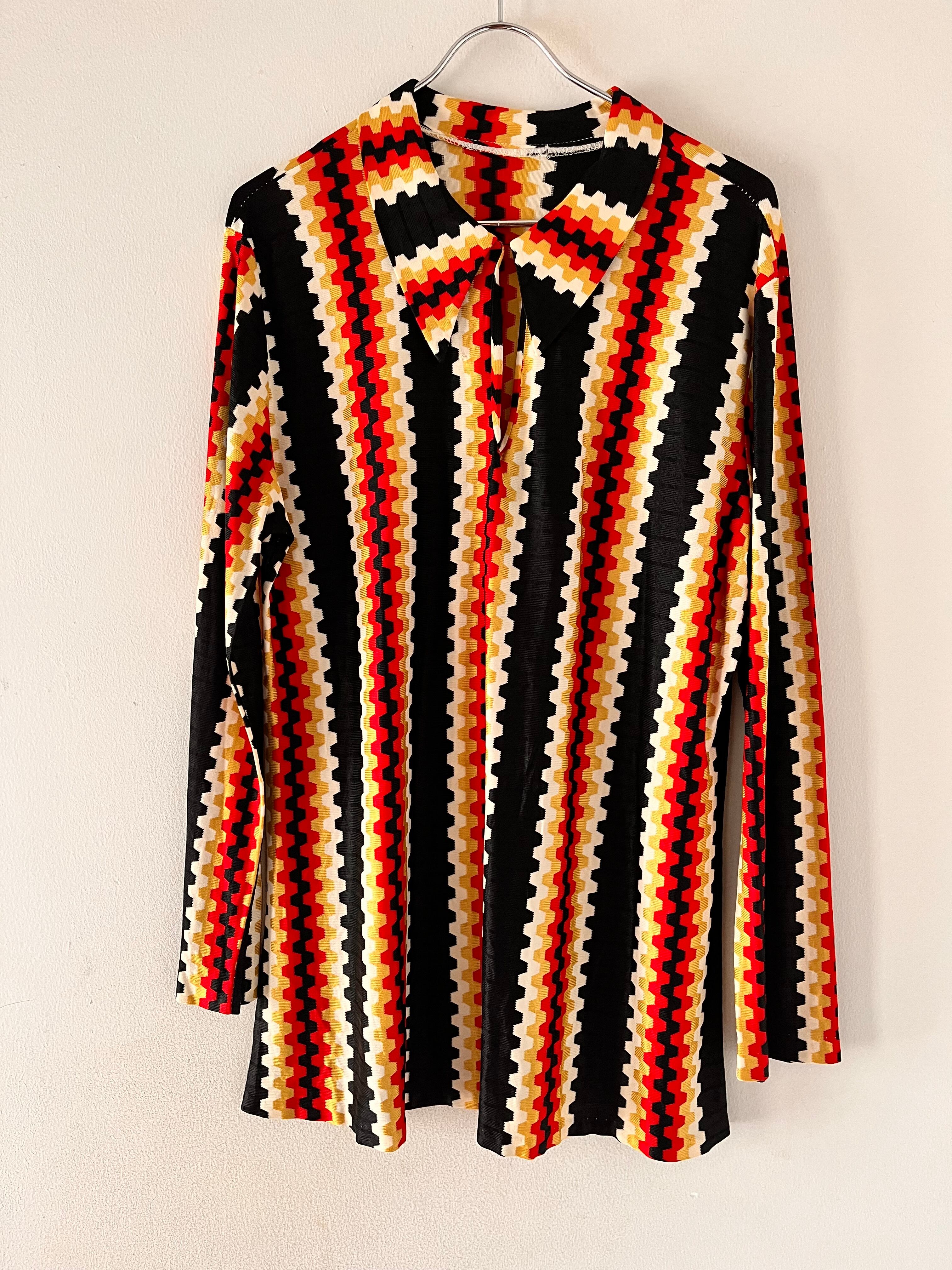 グラフィカルなトップス