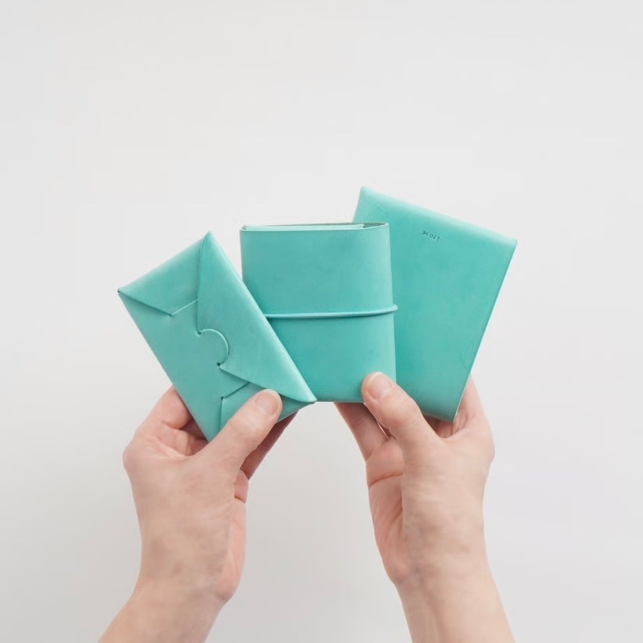 i ro se  SEAMLESS "WAXED LEATHER" MINI WALLET-2  ICE BLUE