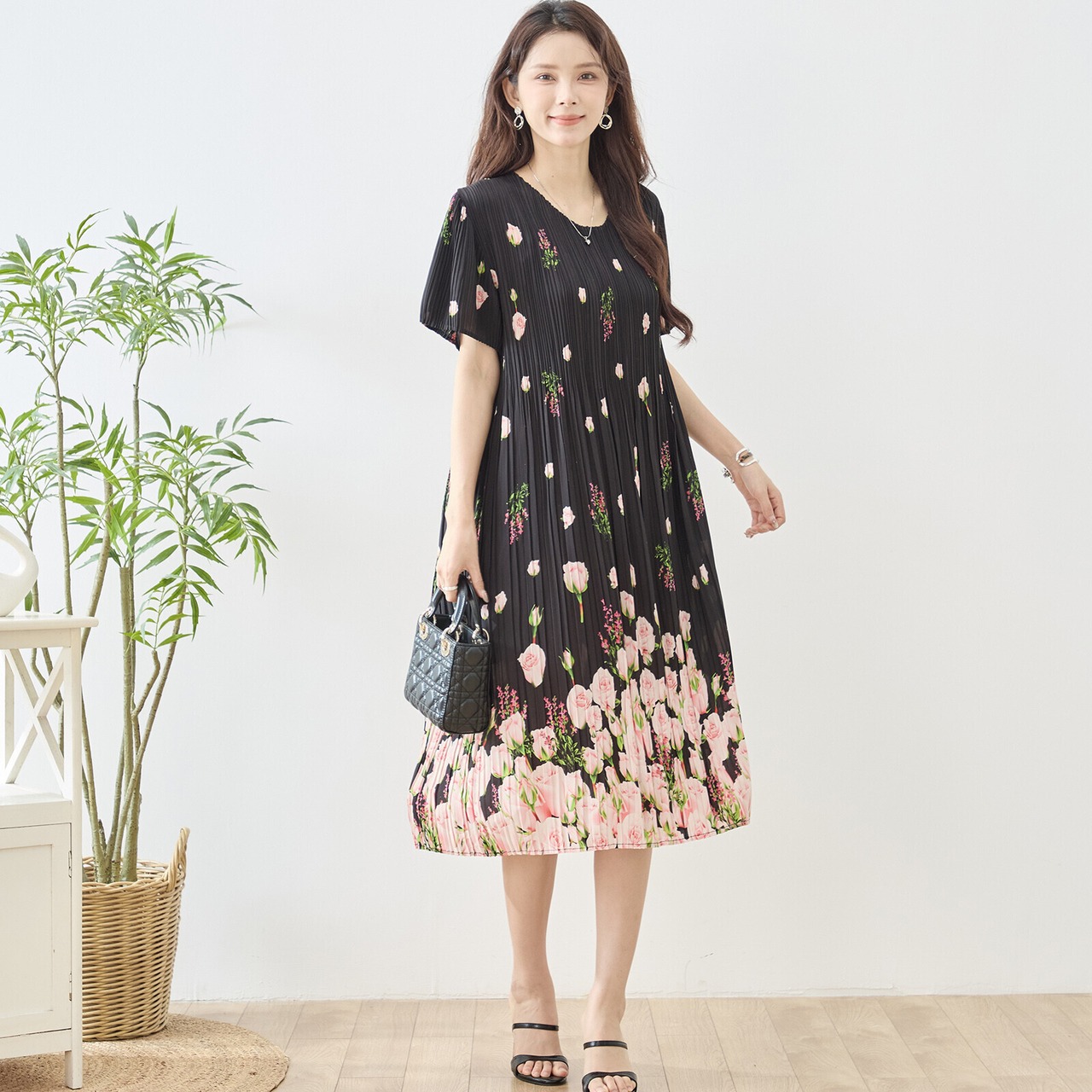 TRUBE バラ花柄プリントプリーツVネックワンピース【M~L】ブラック