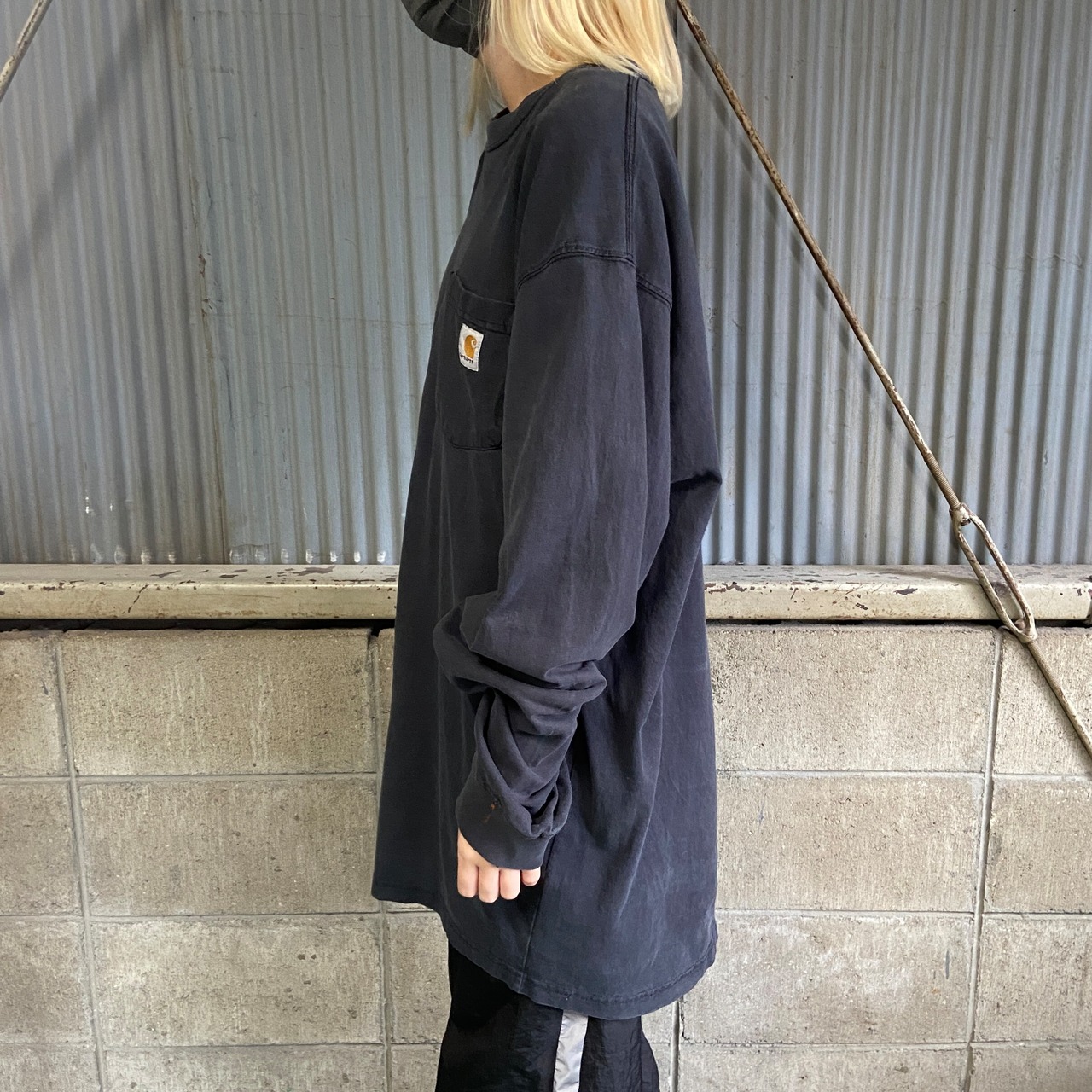 古着 カーハート Carhartt 長袖Tシャツ クルーネック 大きいサイズ ワンポイントロゴ ワーク XXL  ブラック メンズ tシャツ 「CARHARTT」長袖　クルーネックポケットTシャツ　L/S TEE ユニセックス メンズ レディース