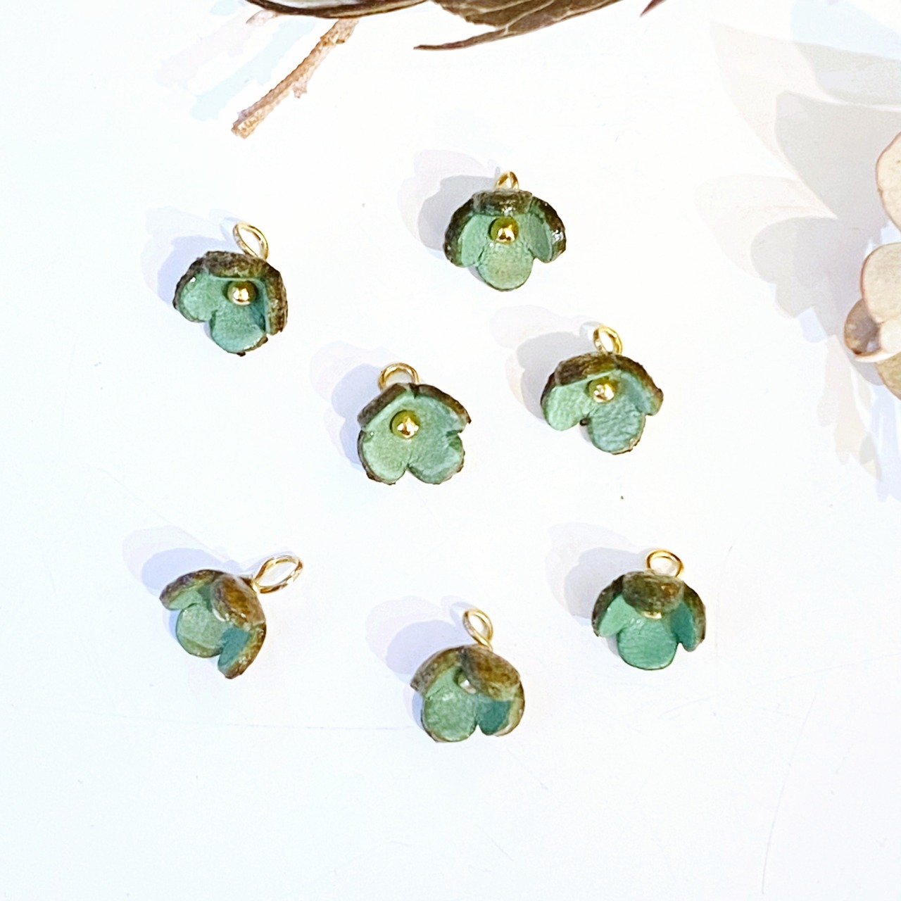 【アウトレット】３Dレザーフラワー クローバーSS (ピン付タイプ)7個入(ペールブルー) - 3