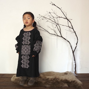 [ Kids ] ソロチカ刺繍のリネンギャザーワンピース -black-