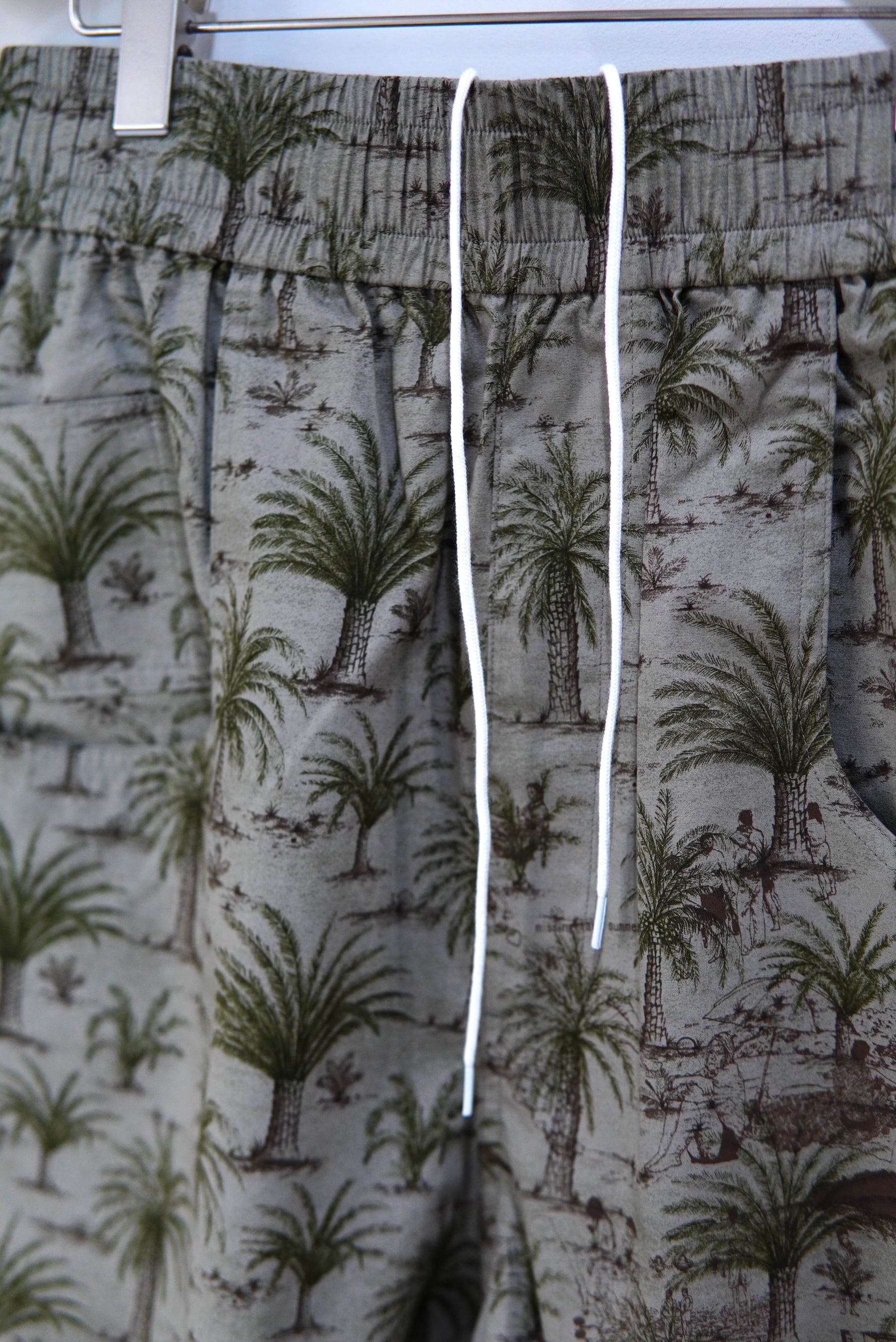 Abelia Edoward Goucha / ECHO SHORTS someones resort | POETRY