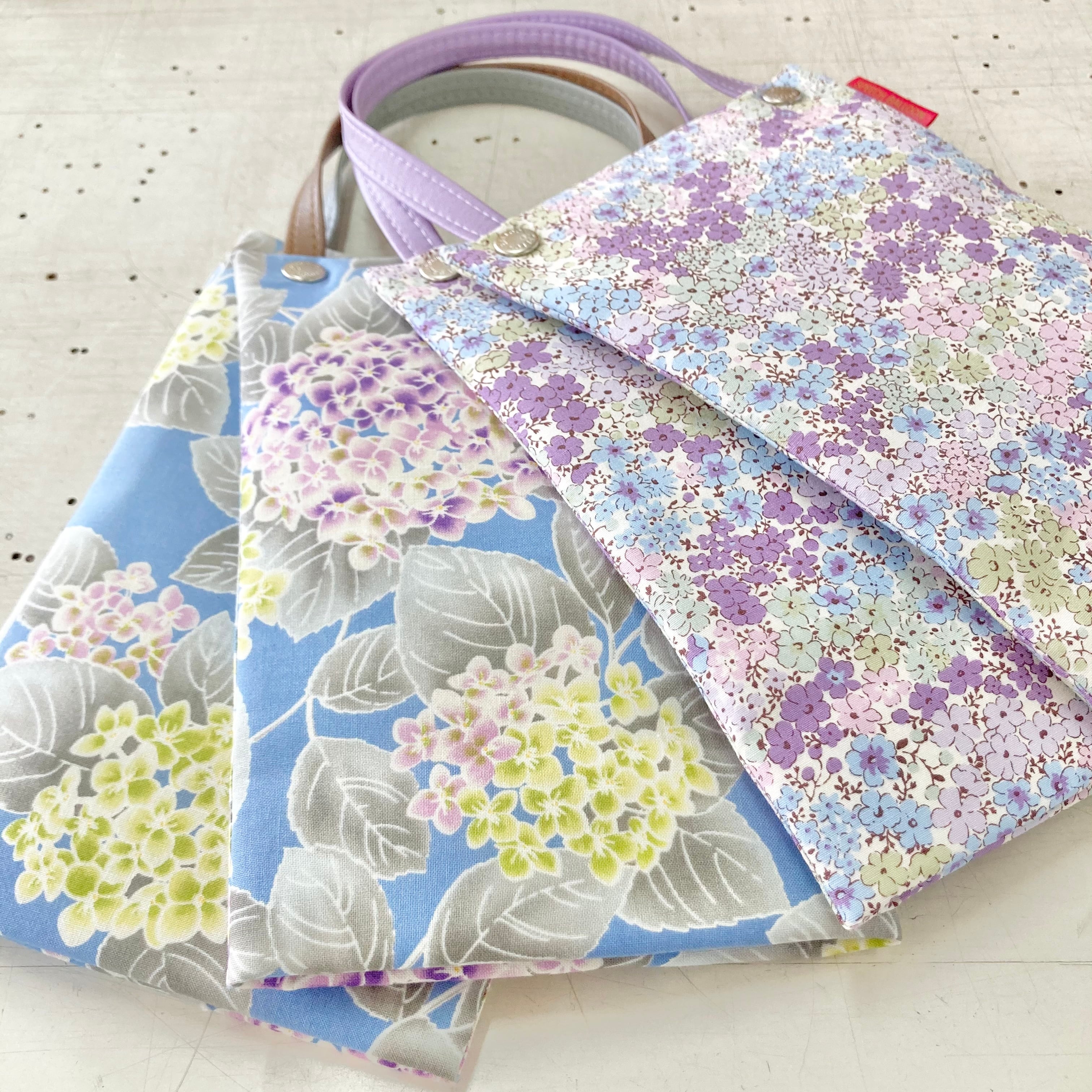 ペットボトルホルダー 花柄 内側はアルミ仕様で保冷保温 | SPEECH BALLOON