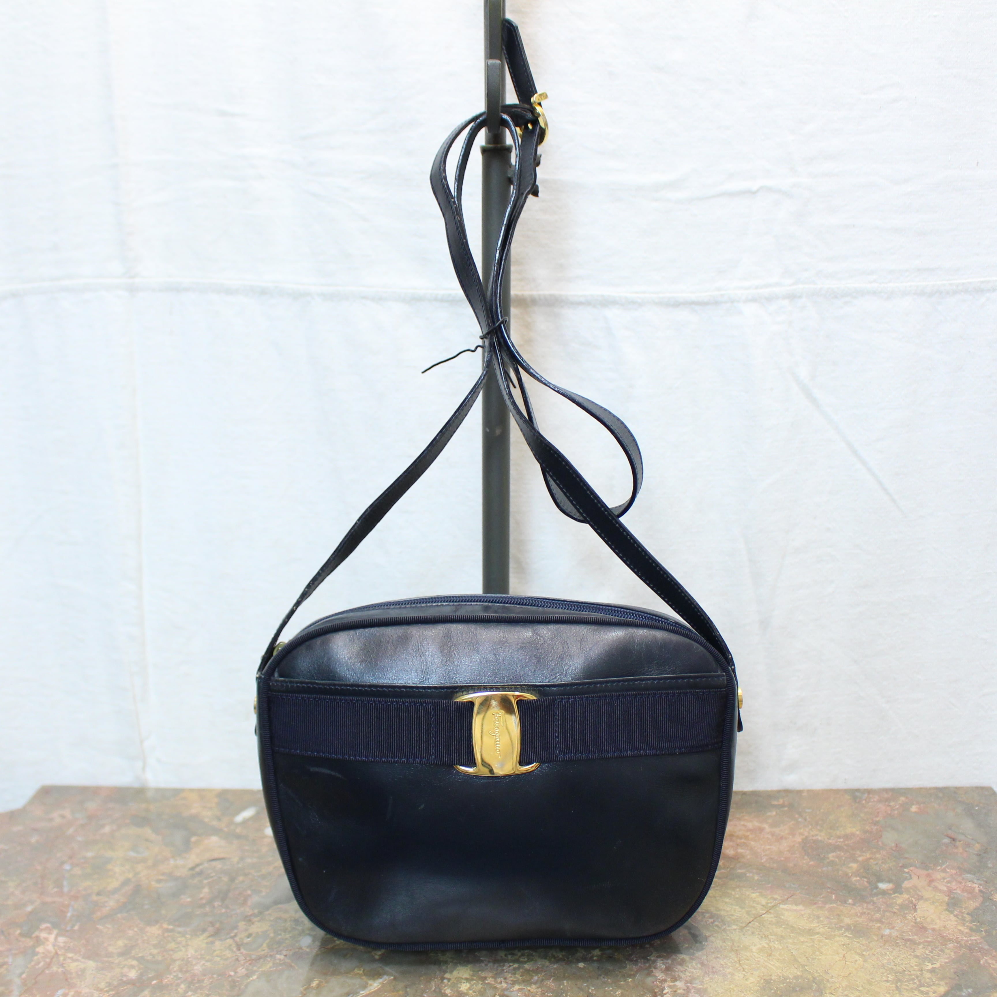 2000000022864 Salvatore Ferragamo VARA LEATHER SHOULDER BAG MADE ...