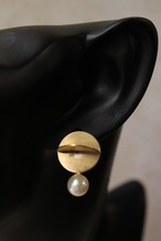 球体とパールのピアス