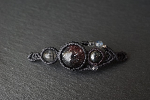 花火スーパーセブン(エレスチャルクォーツ)&太陽放射ルチルクォーツ&トルマリンクォーツのマクラメブレスレット - galaxy -【一点物】