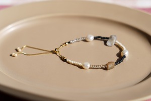 静かに灯す｜天然シェル淡水パールブレスレット｜B