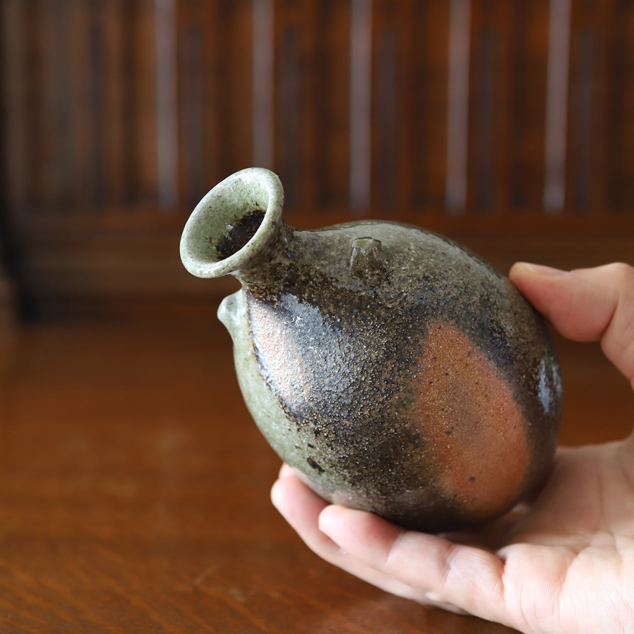 両サイドの耳が特長的で、塩釉特有の光沢感と、窯変が醸し出す色の変化
