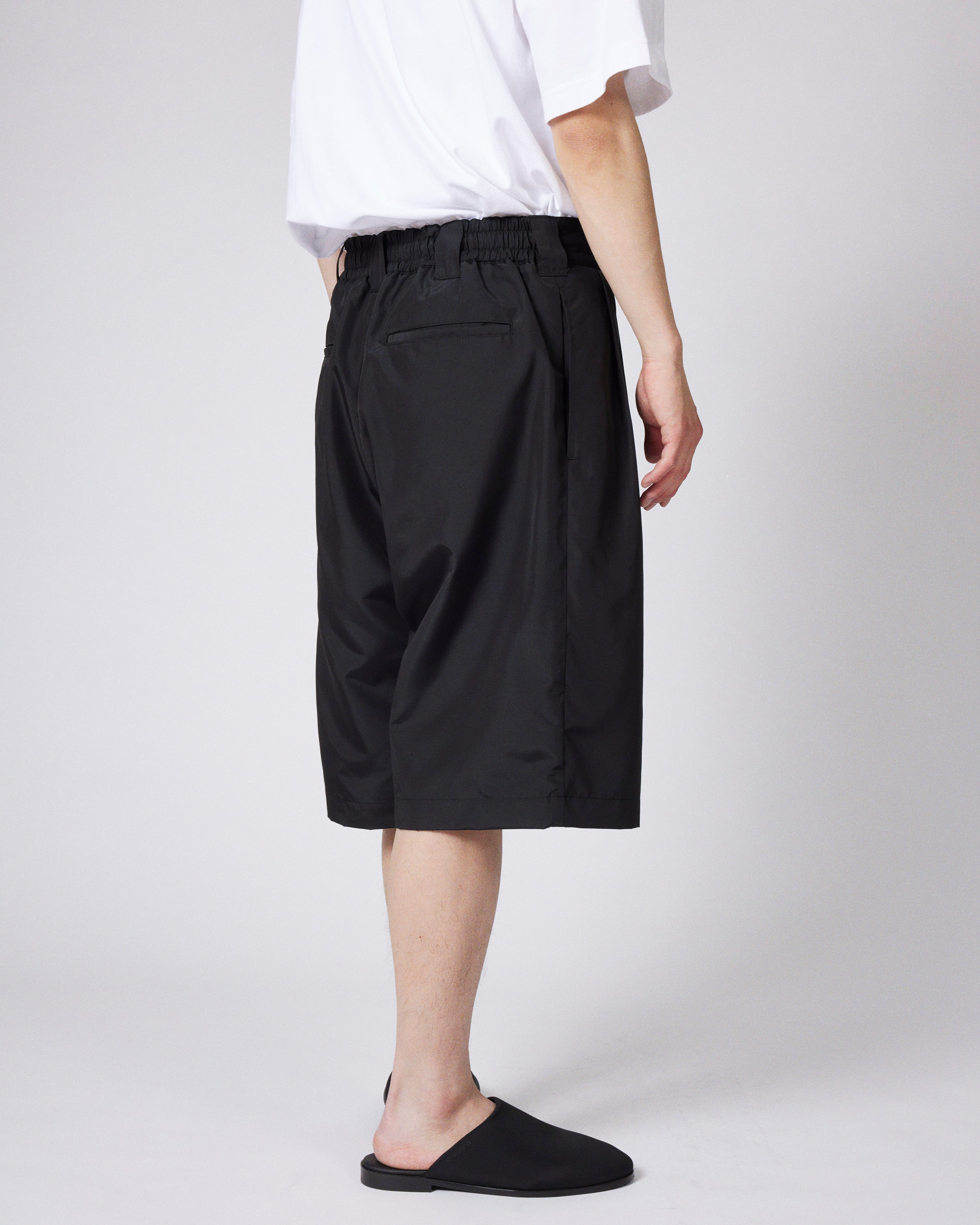 everyone two tuck nylon silk wide short pants (BLACK) | everyone