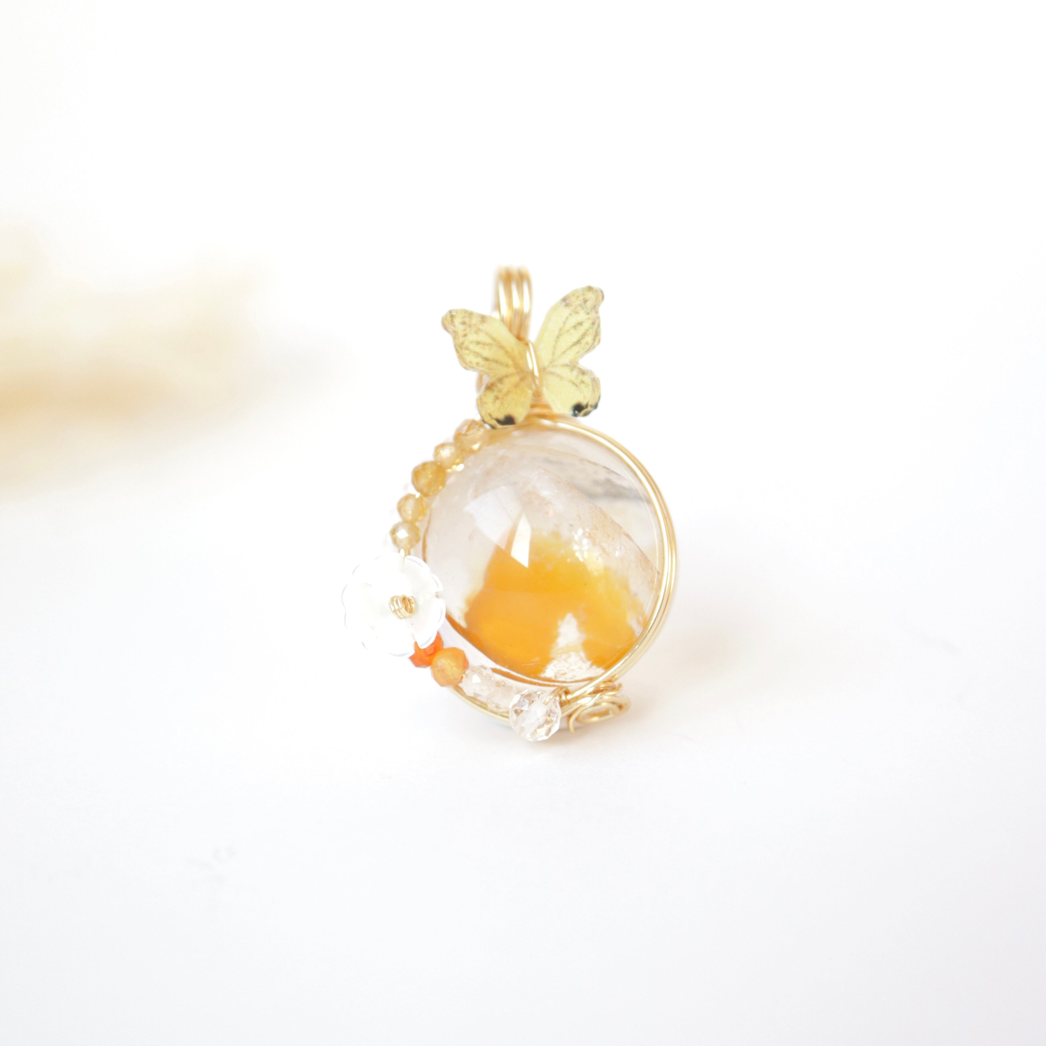 【1点もの】ライモナイトインクォーツ《春告げの雫》|蝶が舞う天然石ペンダント