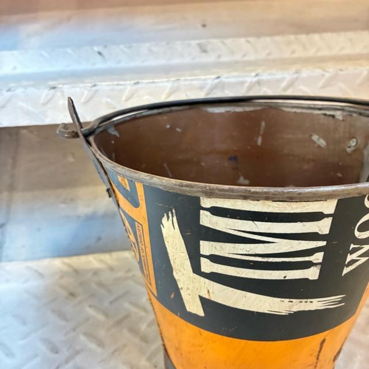 インド　リサイクルアイアンバスケット　Ｓ　RECYCLED BUCKET　アイアン製バケツ　ガーデニング　ゴミ箱　鉢カバー　アソート　プランターカバー　