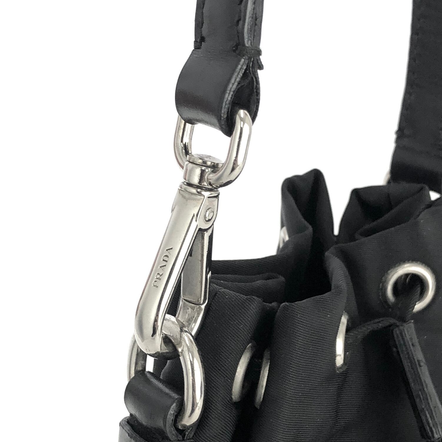 美品✨プラダ ハンドバッグ 巾着 ナイロン レザー エンブレム ブラック 美品✨プラダ ハンドバッグ 巾着 ナイロン レザー エンブレム ブラック